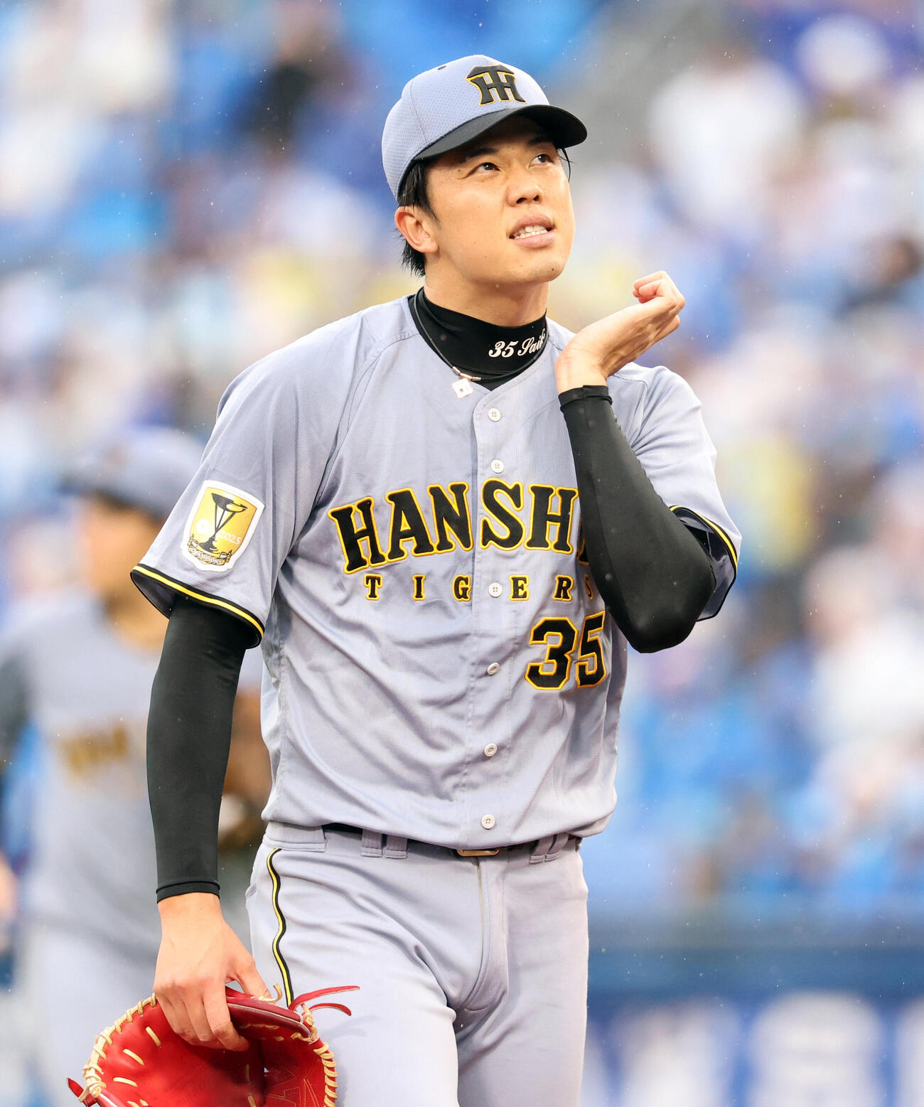 DeNA対阪神　4回裏DeNAに同点にされ、悔しそうに顔をゆがめる才木浩人（撮影・浅見桂子）