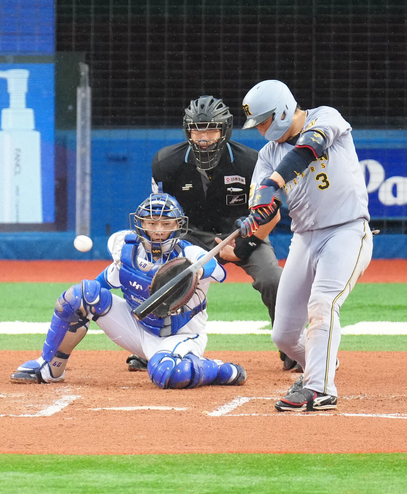 DeNA対阪神　6回表阪神無死二、三塁、右翼線に2点適時二塁打を放つ大山悠輔（撮影・江口和貴）