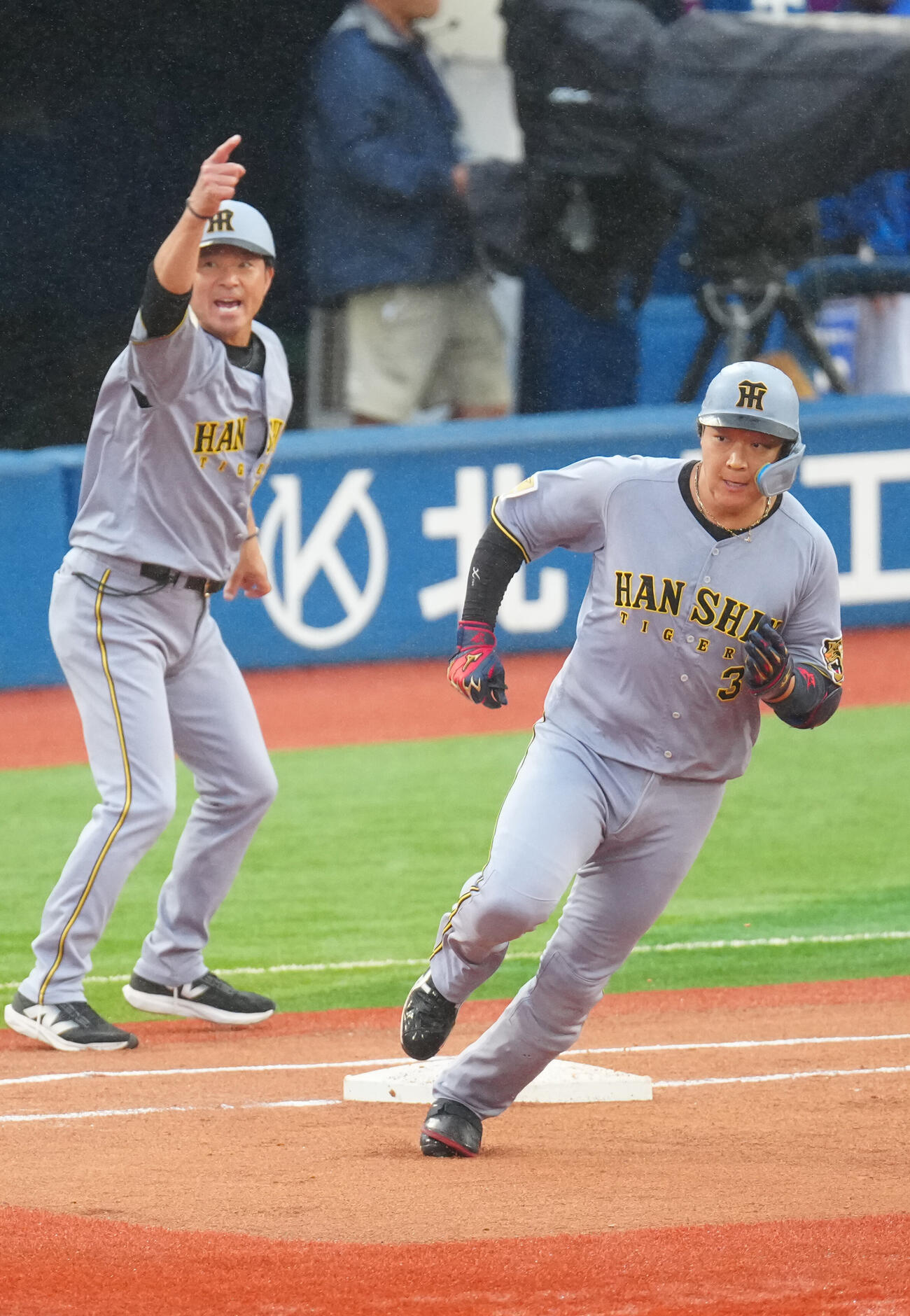 DeNA対阪神　1回表阪神2死二塁、適時打を放った大山悠輔（右）（撮影・江口和貴）