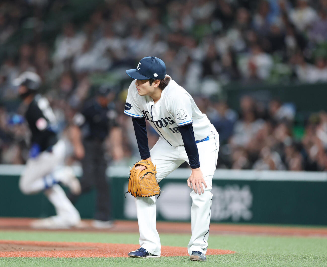 西武対ロッテ　7回表ロッテ無死一塁、井上広大に2点本塁打を浴びる佐藤隼輔（撮影・増田悦実）