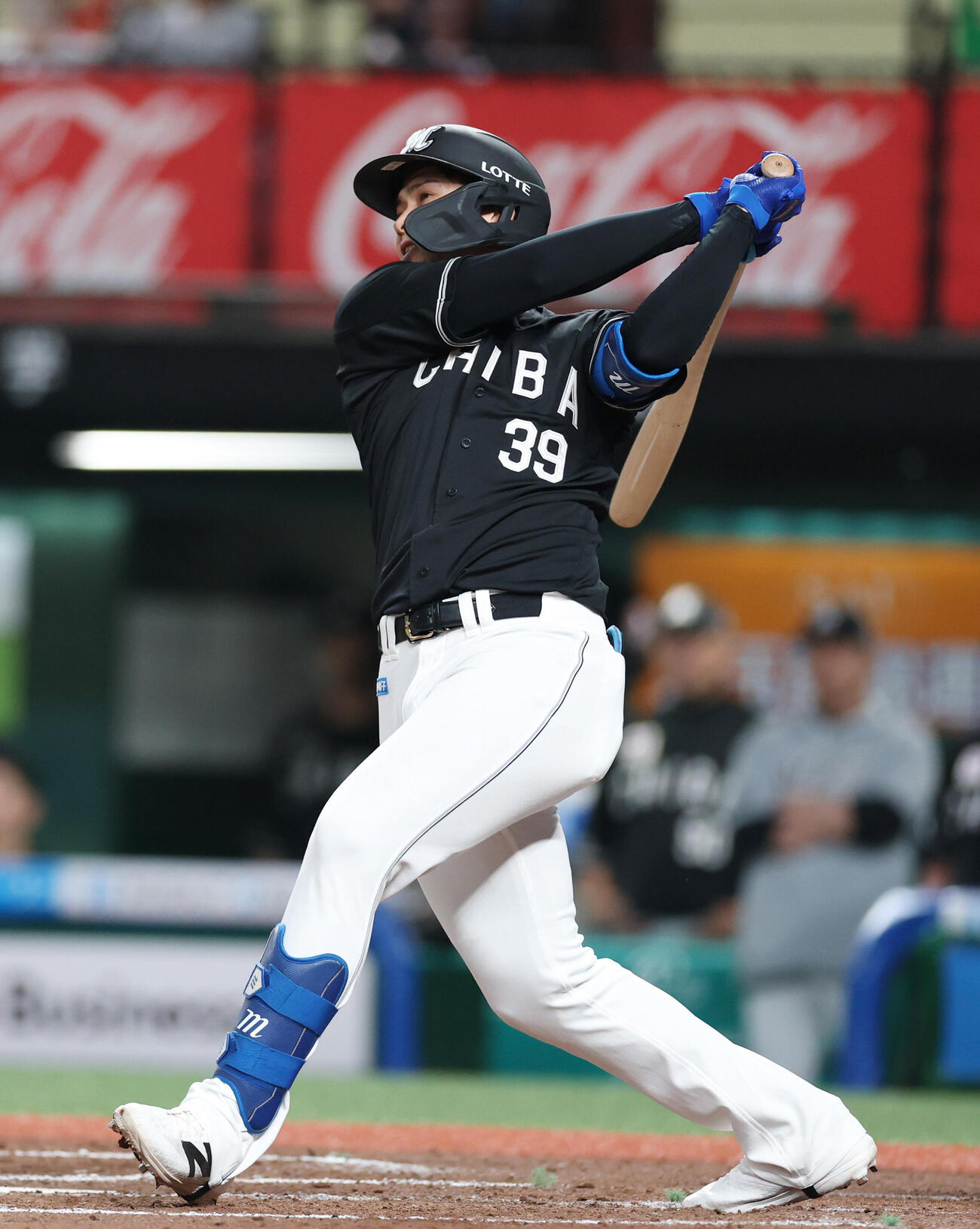 西武対ロッテ　7回表ロッテ無死一塁、左越えに2点本塁打を放つ井上広大（撮影・増田悦実）
