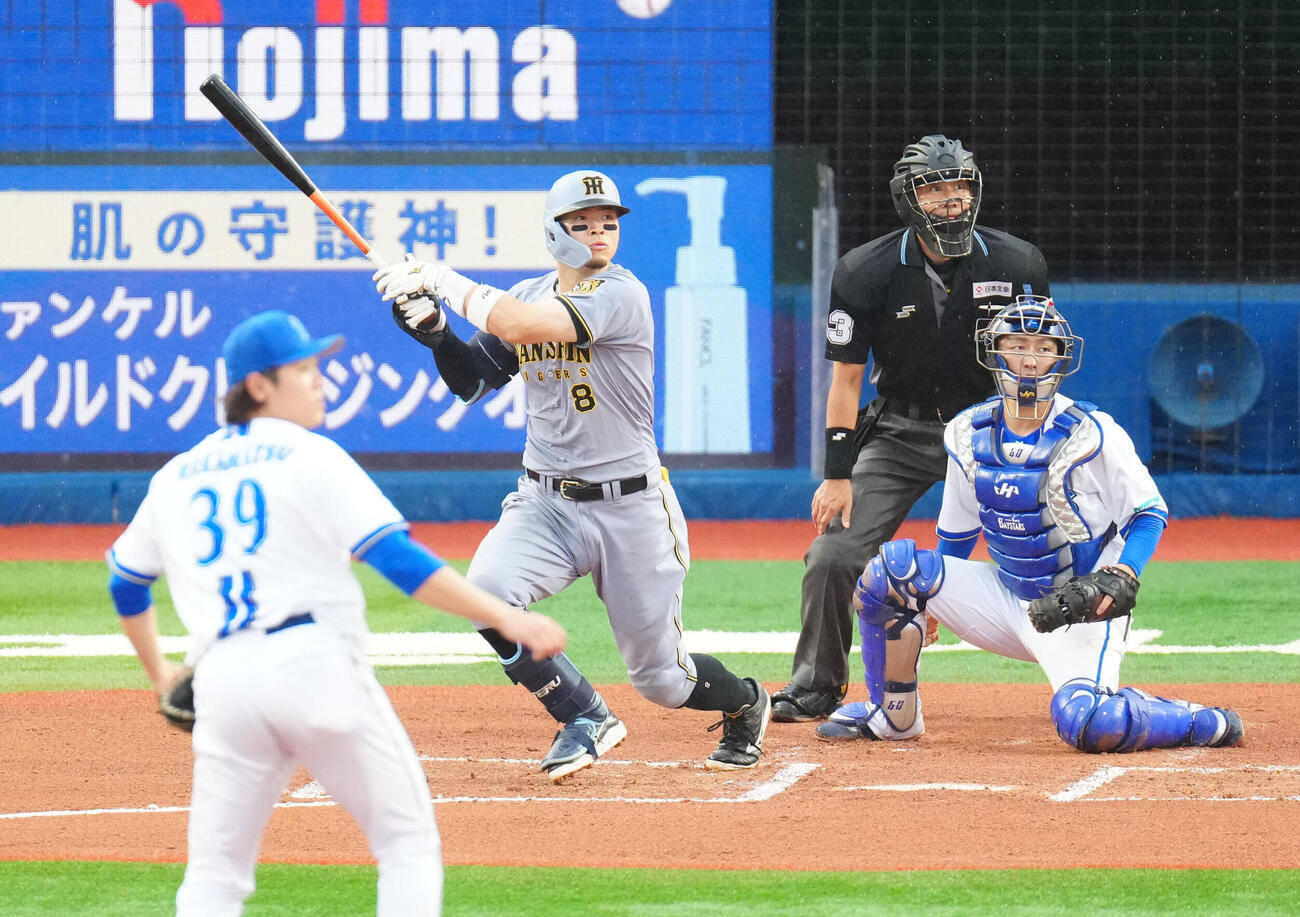 DeNA対阪神　6回表阪神無死一塁、左翼線に二塁打を放つ佐藤輝明。投手若松尚輝（撮影・江口和貴）