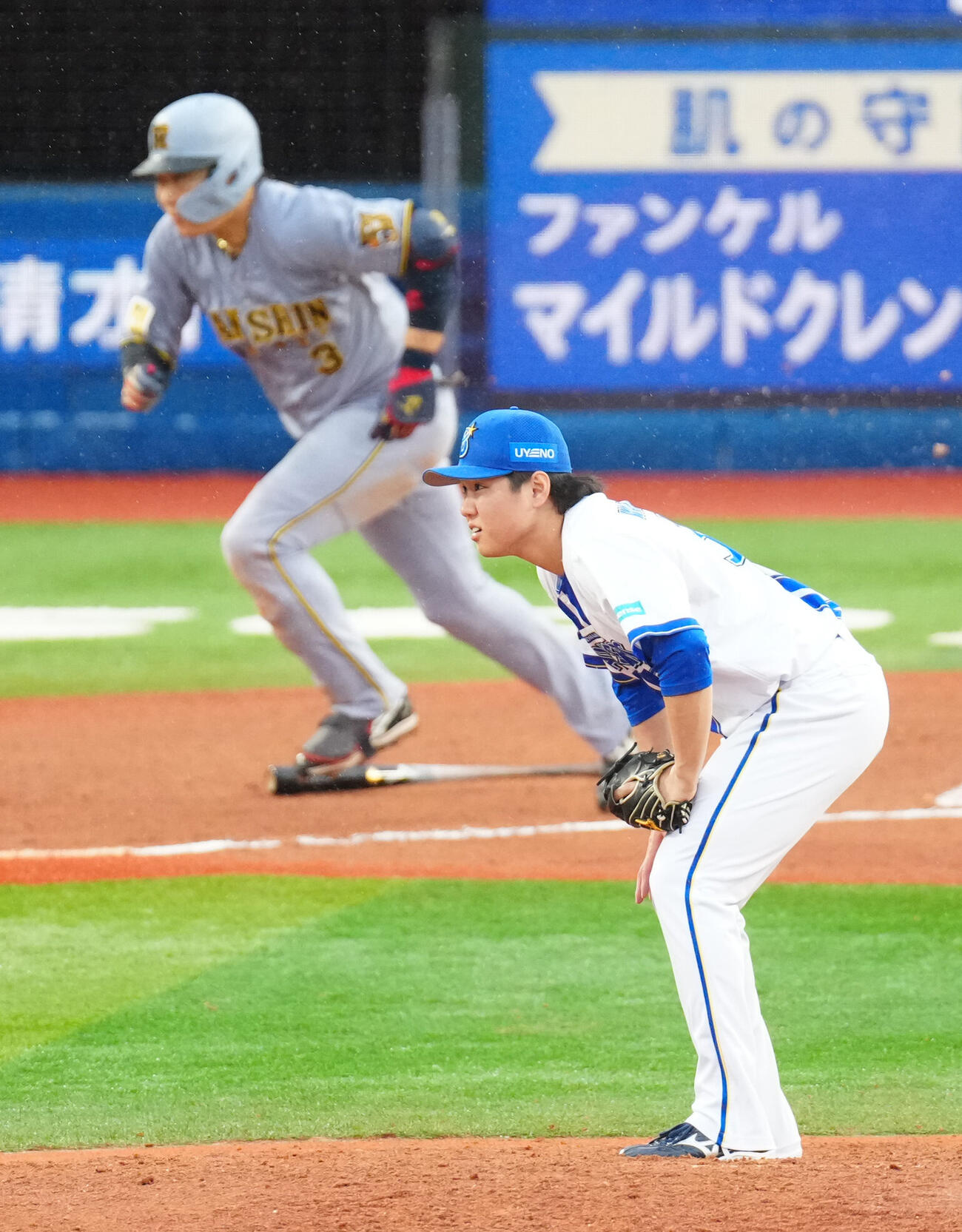DeNA対阪神　6回表阪神無死二、三塁、大山悠輔（後方）に2点適時二塁打を浴びる若松尚輝（撮影・江口和貴）