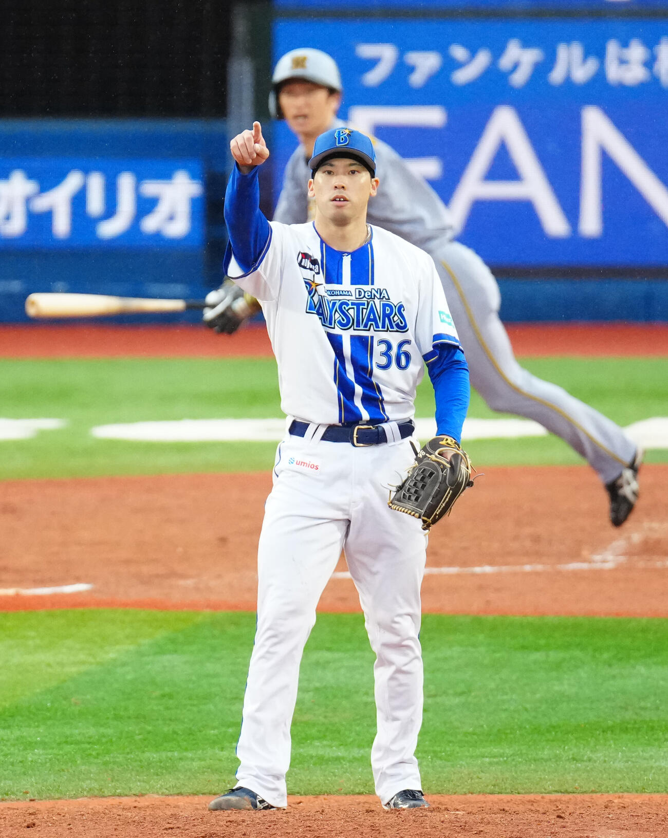 DeNA対阪神　5回表阪神1死一塁、近本光司（後方）を中飛に仕留める尾形崇斗（撮影・江口和貴）