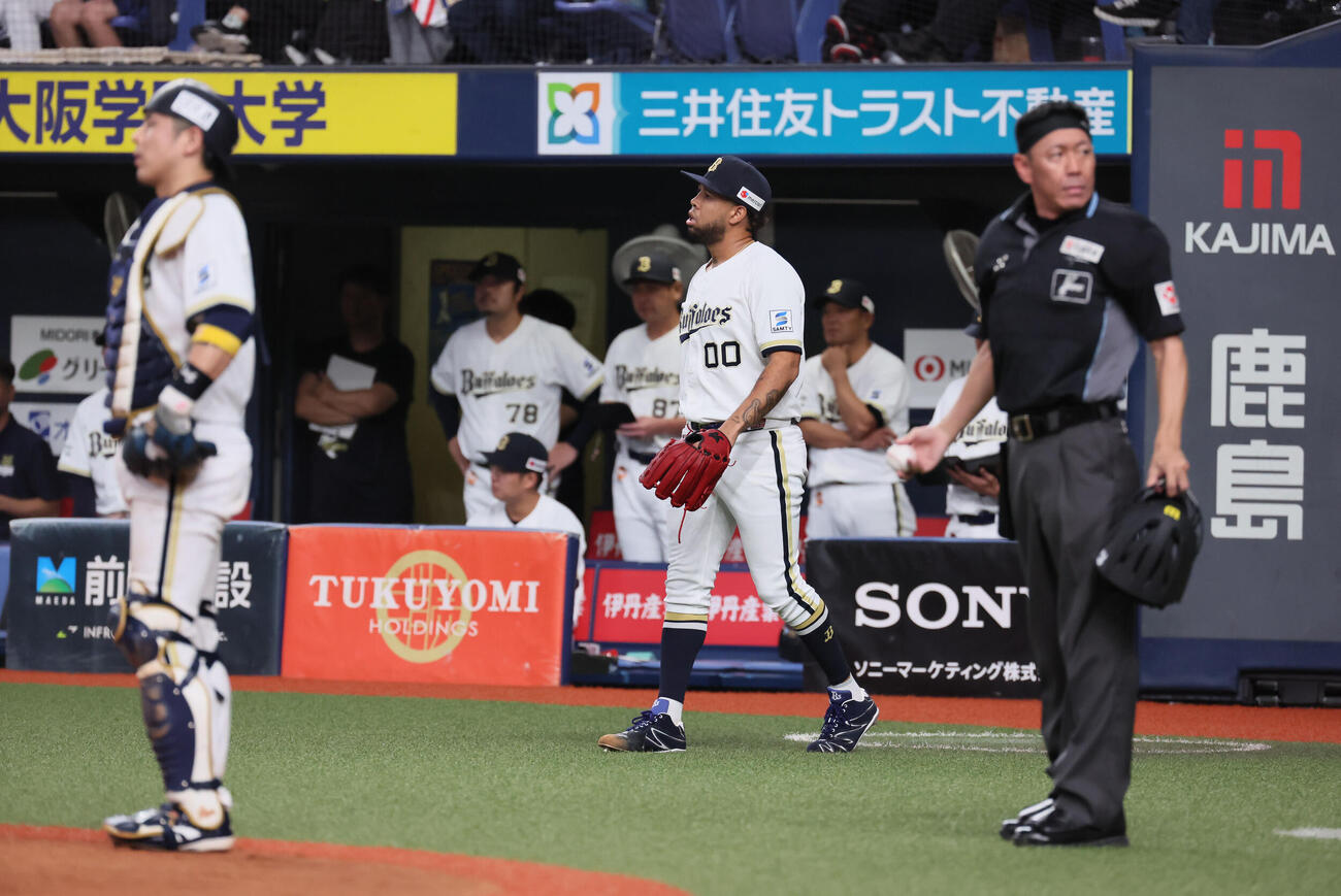 オリックス対日本ハム　8回表日本ハム2死二塁、アンダーソン・エスピノーザは田宮裕涼に先制適時打を浴びて落胆する（撮影・宮崎幸一）