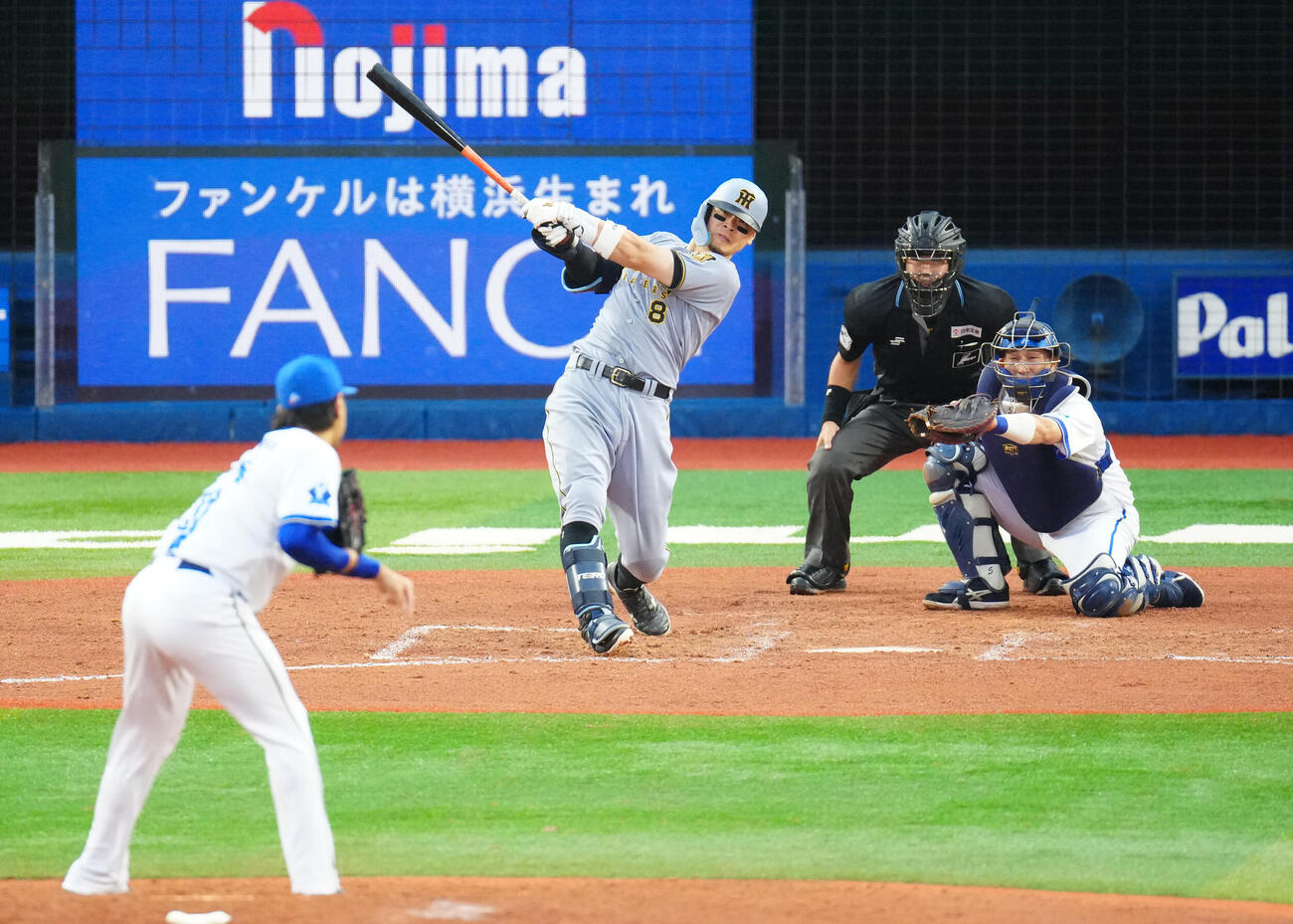 DeNA対阪神　7回表阪神無死、本塁打を放つ佐藤輝明。投手石田健大（撮影・江口和貴）