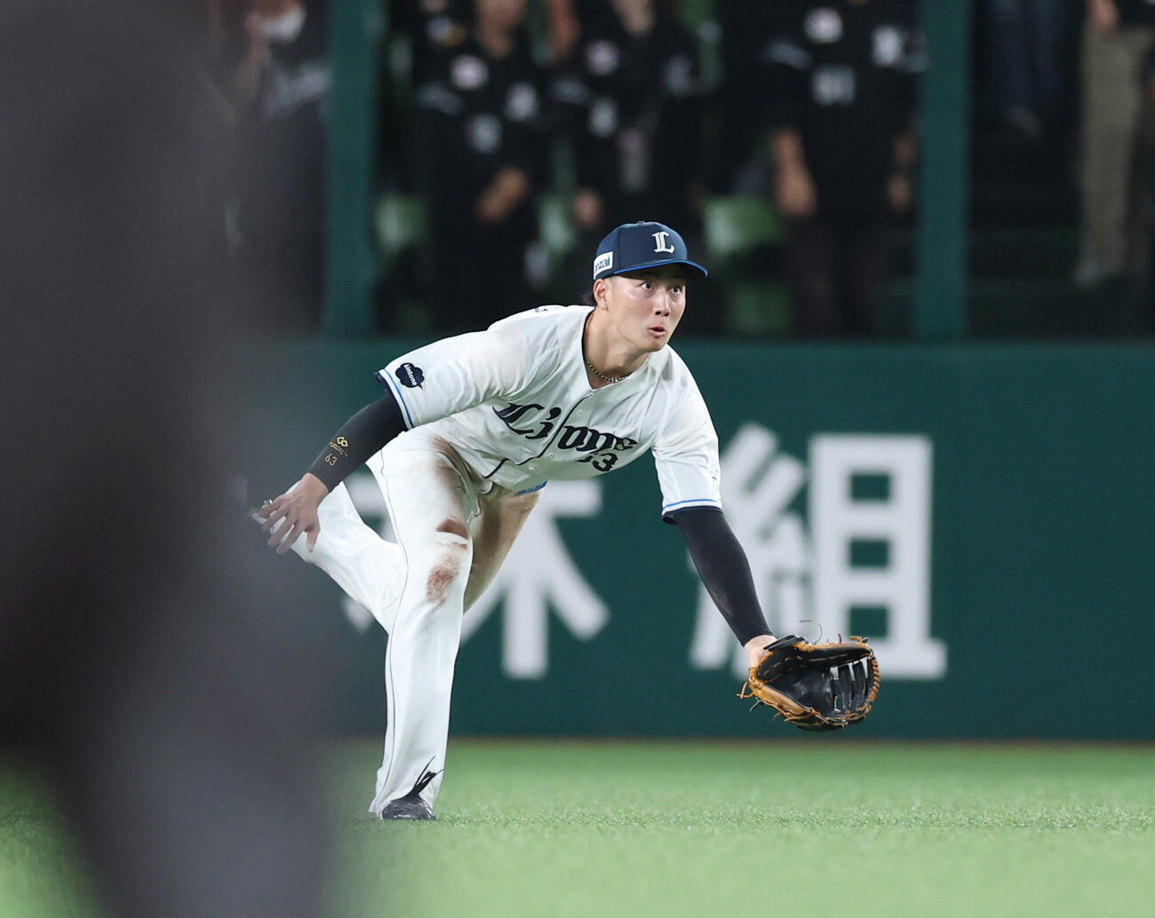西武対ロッテ　8回表ロッテ無死一塁、西川史礁の打球をダイビングキャッチする長谷川信哉（撮影・増田悦実）