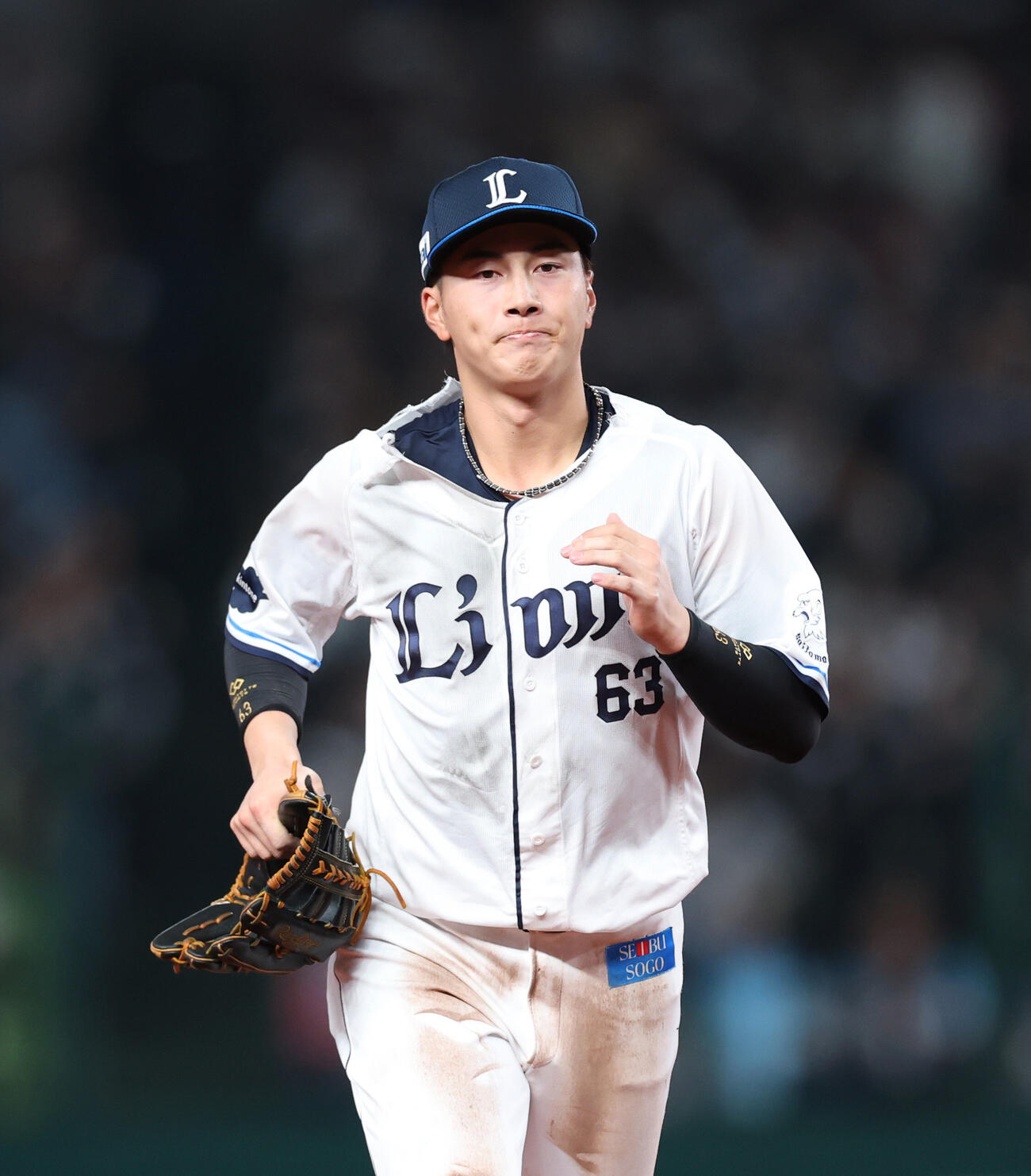 西武対ロッテ　8回表ロッテ無死一塁、西川史礁の打球をダイビングキャッチし服が破れた長谷川信哉（撮影・増田悦実）