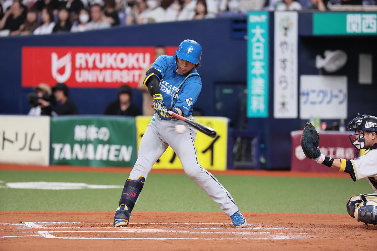 オリックス対日本ハム　8回表日本ハム2死二塁、田宮裕涼は左前に先制適時打を放ち、守備が乱れる間に三塁に達する（撮影・宮崎幸一）
