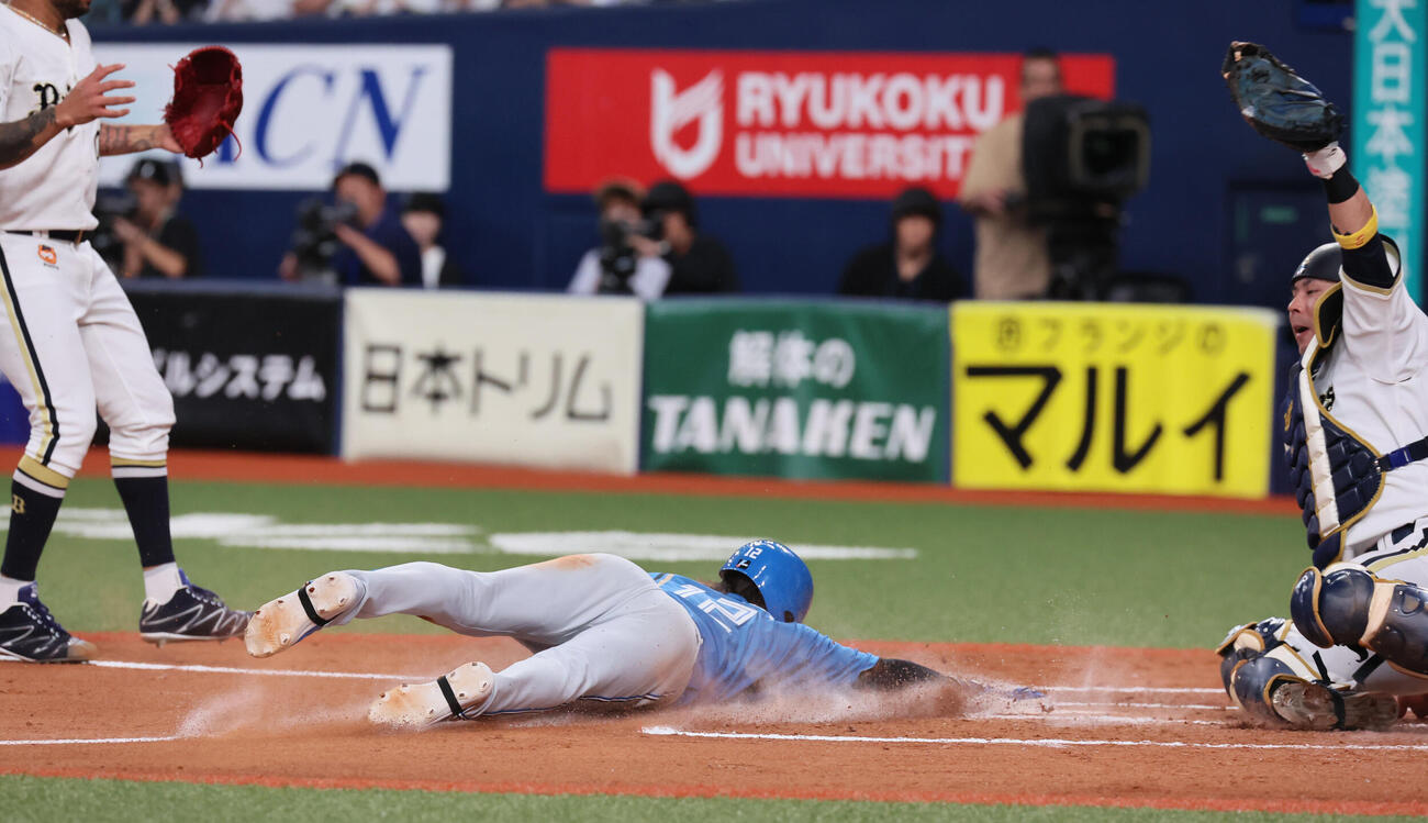 オリックス対日本ハム　8回表日本ハム2死二塁、矢沢宏太は田宮裕涼の先制適時打で生還する（撮影・宮崎幸一）