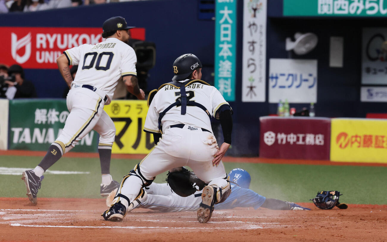 オリックス対日本ハム　8回表日本ハム2死二塁、矢沢宏太は田宮裕涼の先制適時打で生還する。左は後逸された球を追うアンダーソン・エスピノーザ（撮影・宮崎幸一）