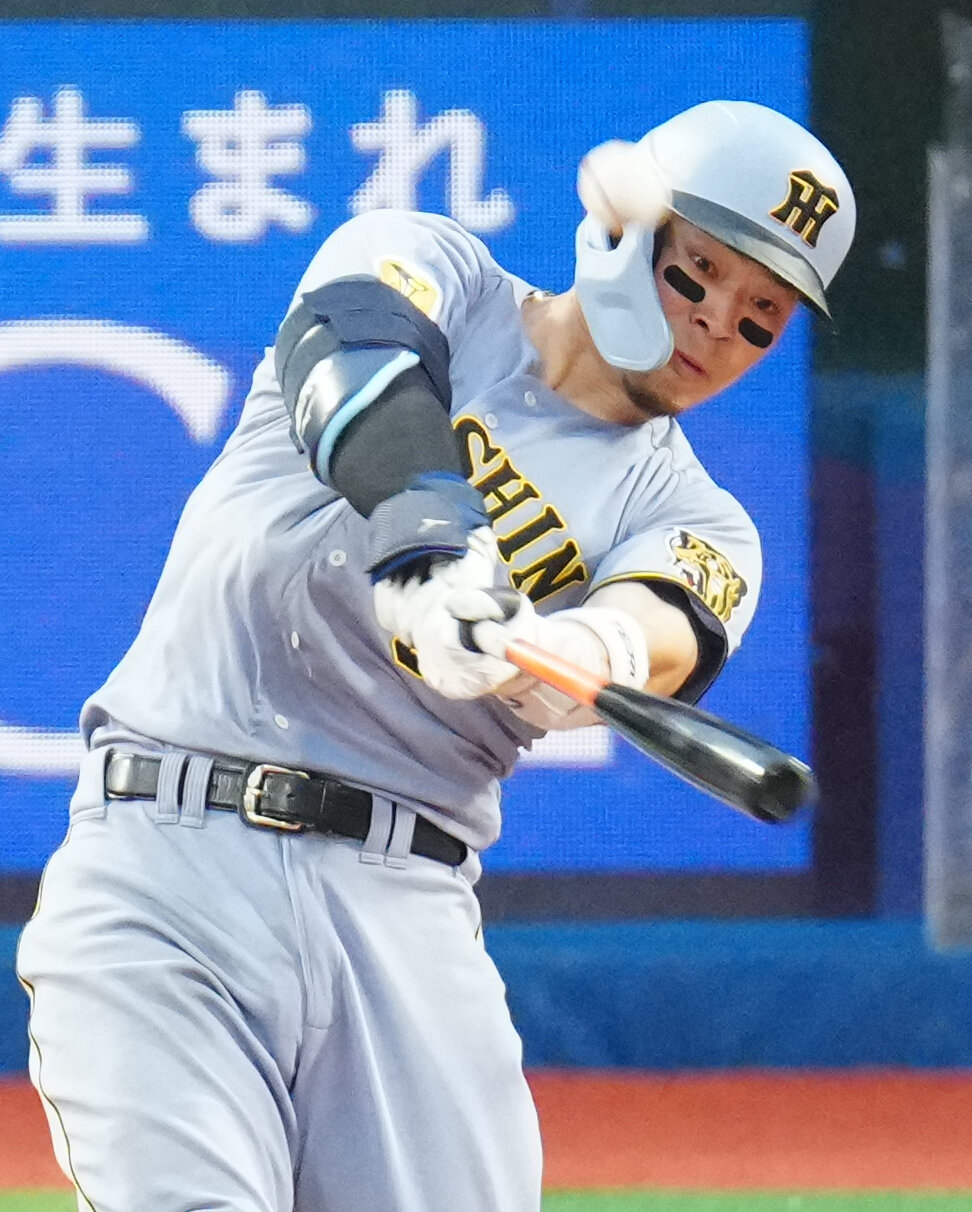 DeNA対阪神　7回表阪神無死、本塁打を放つ佐藤輝明（撮影・江口和貴）