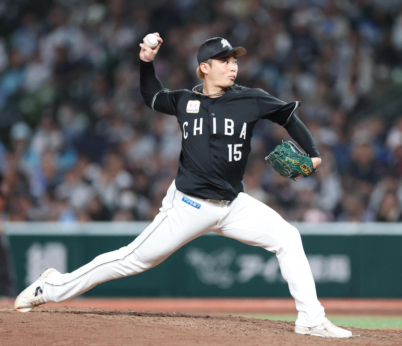 西武対ロッテ　ロッテ3番手で登板し力投する横山陸人（撮影・増田悦実）