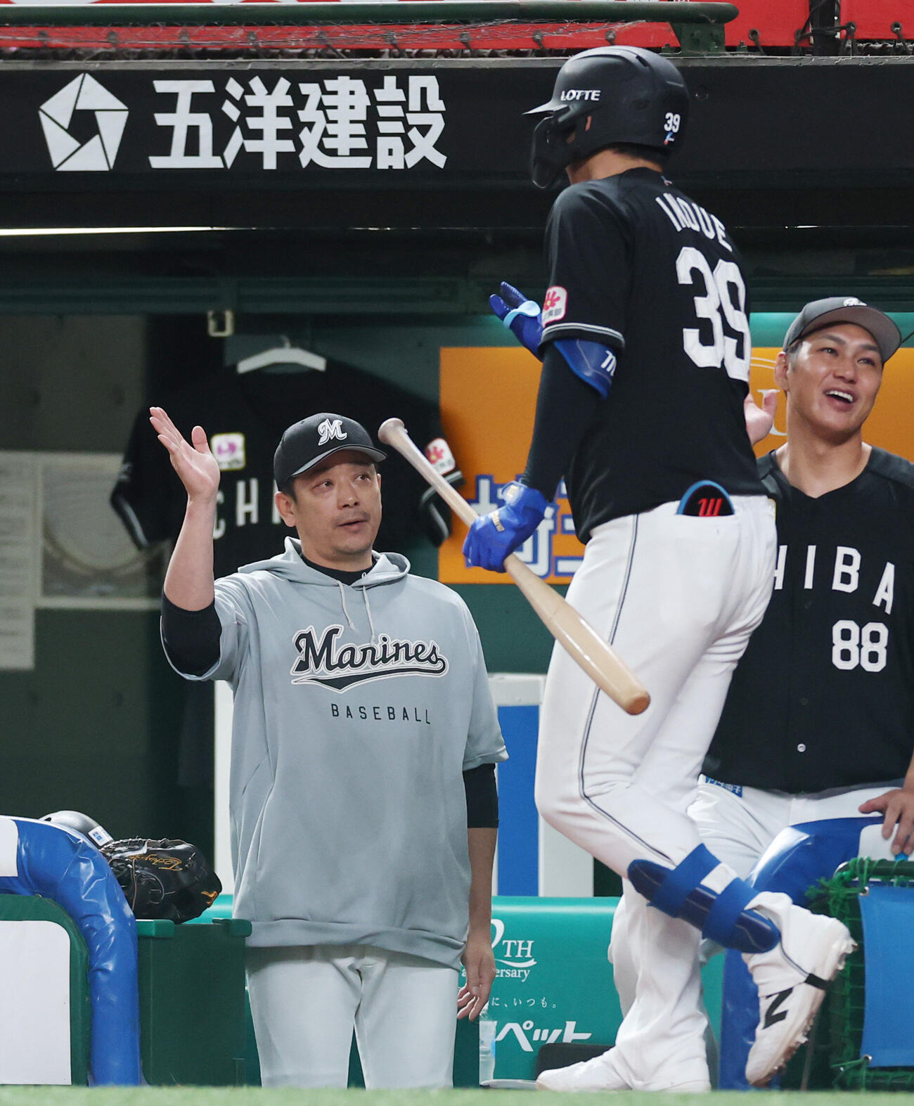 西武対ロッテ　7回表ロッテ無死一塁、2点本塁打を放った井上広大（右）を出迎えるサブロー監督（撮影・増田悦実）
