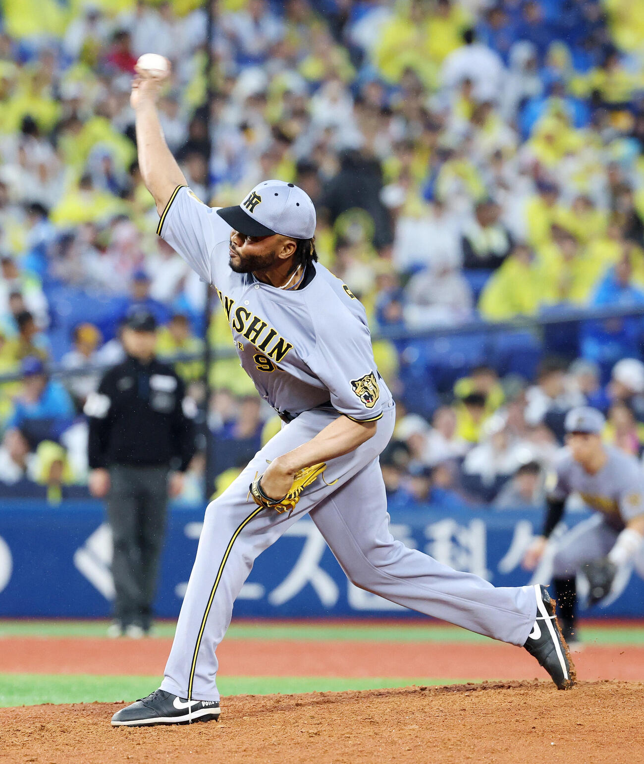 DeNA対阪神　力投する阪神4番手のドリス（撮影・鈴木正人）