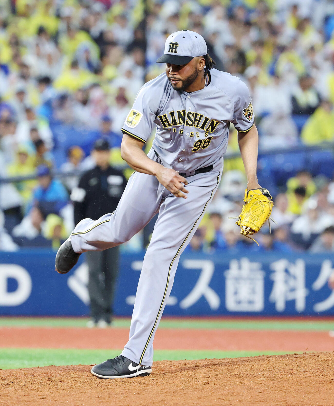 DeNA対阪神　力投する阪神4番手のドリス（撮影・鈴木正人）