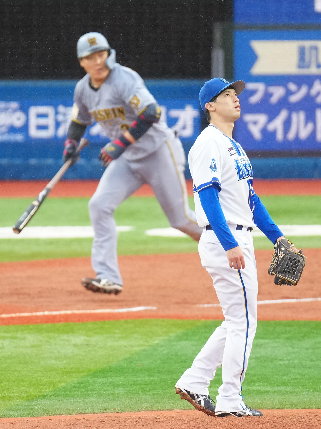 DeNA対阪神　4回表阪神1死、大山悠輔（後方）に本塁打を浴びる尾形崇斗（撮影・江口和貴）