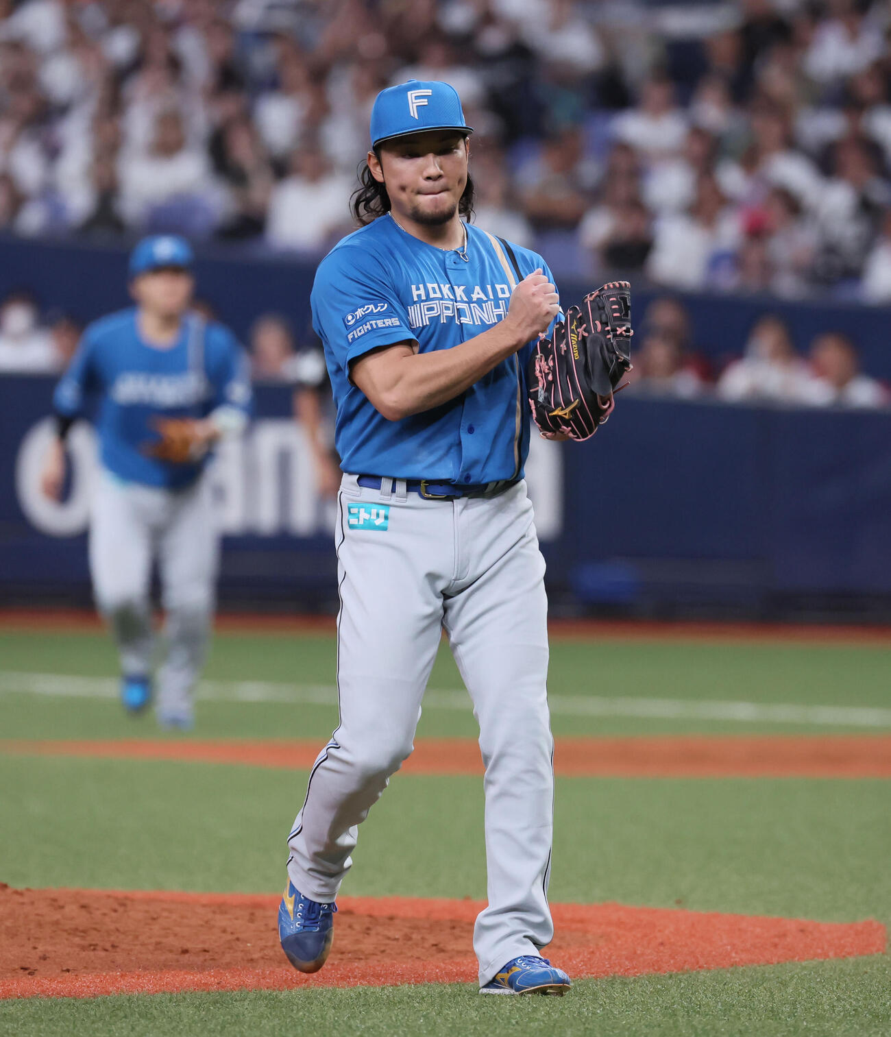 オリックス対日本ハム　8回裏オリックス攻撃終了、1000投球回を達成した日本ハム伊藤大海は、ピンチを切り抜けガッツポーズを見せる（撮影・宮崎幸一）