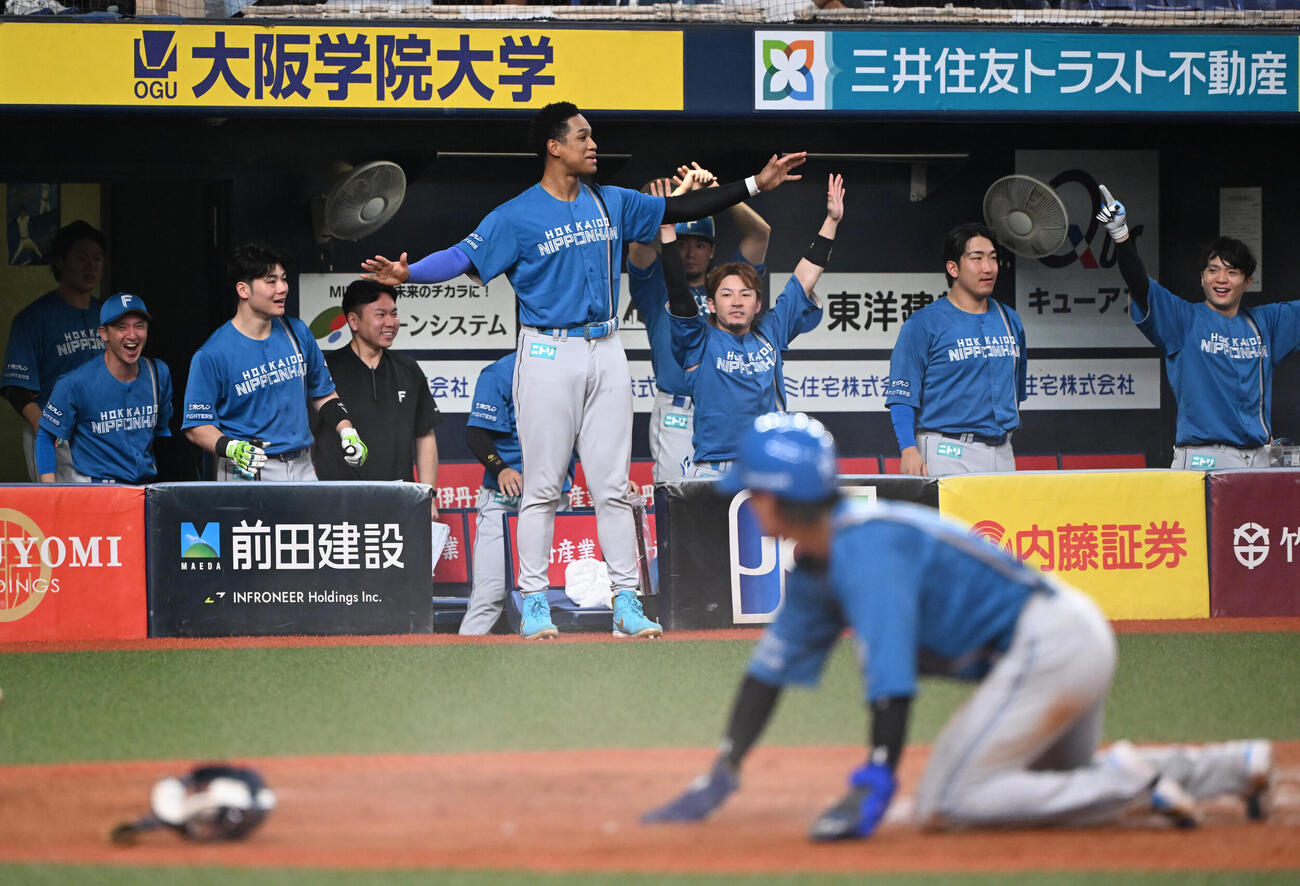 オリックス対日本ハム　8回表日本ハム2死二塁、田宮の左前適時打で矢沢宏太が生還、喜ぶ日本ハムの選手ら（撮影・和賀正仁）