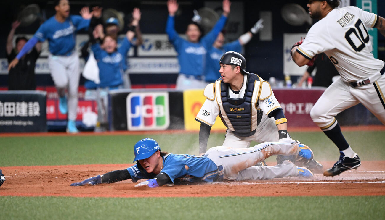 オリックス対日本ハム　8回表日本ハム2死二塁、田宮の左前適時打で生還する矢沢宏太（撮影・和賀正仁）