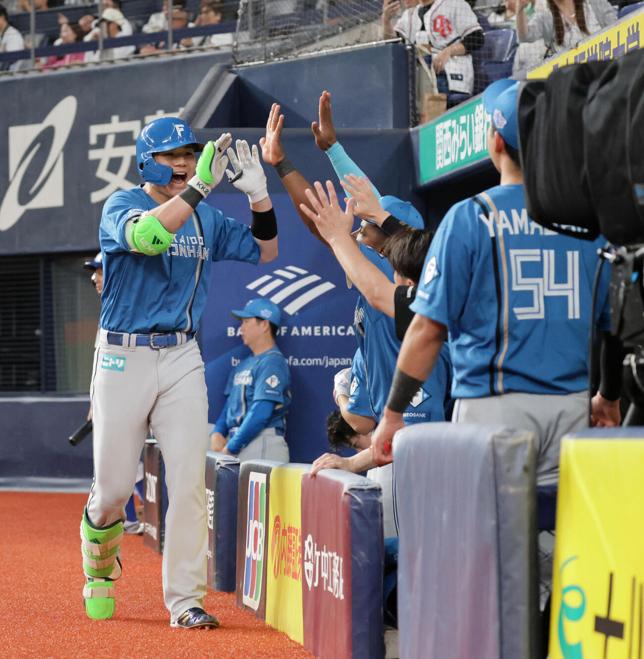 オリックス対日本ハム　9回表日本ハム1死、清宮幸太郎は本塁打を放ち迎えられる（撮影・宮崎幸一）