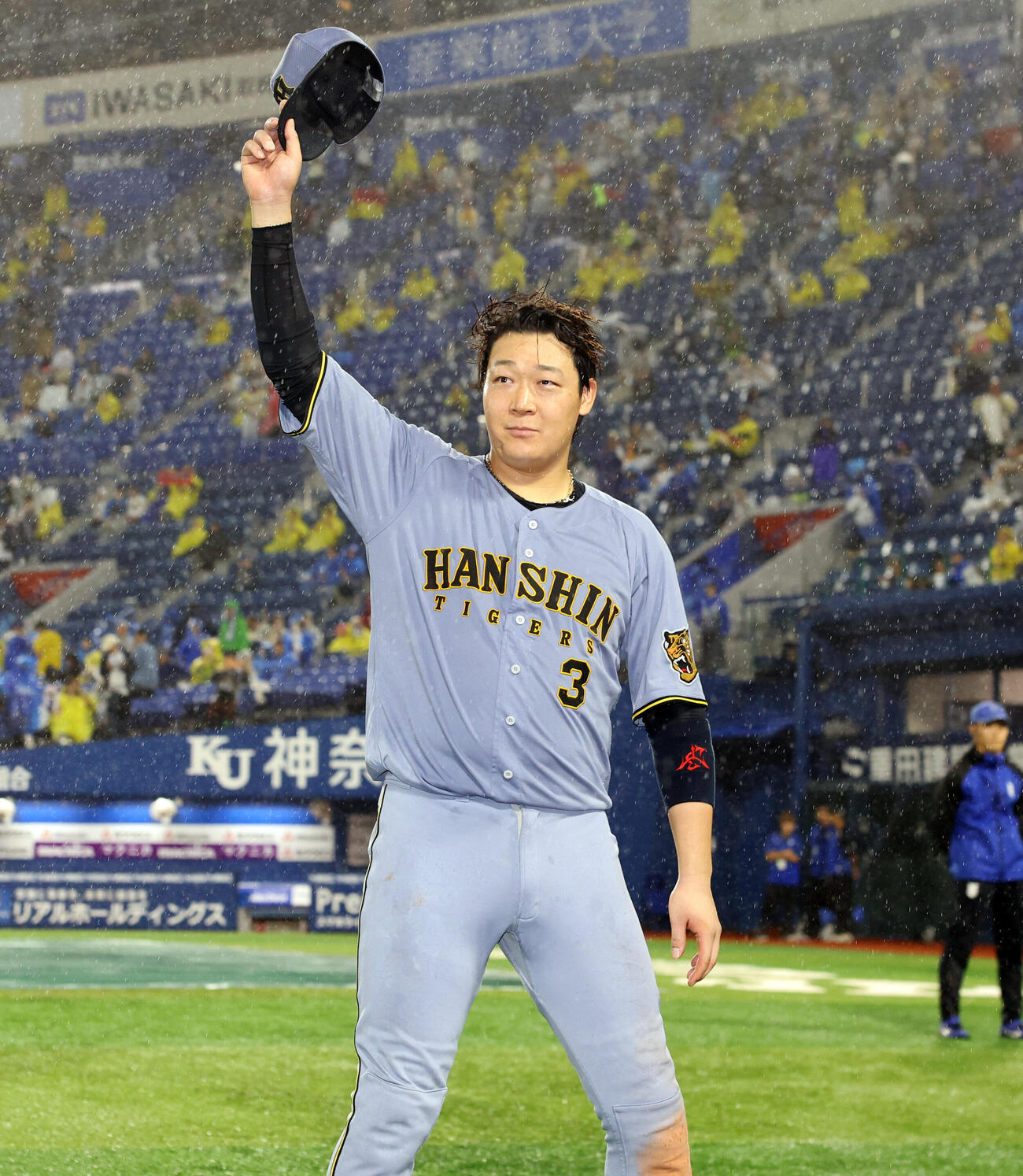 DeNA対阪神　ヒーローインタビューを終え笑顔で手を振る阪神大山悠輔（撮影・浅見桂子）
