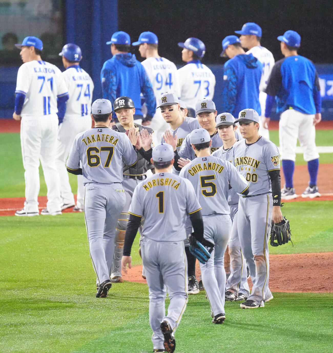 DeNA対阪神　試合後、勝利のタッチを交わす阪神の選手たち（撮影・江口和貴）