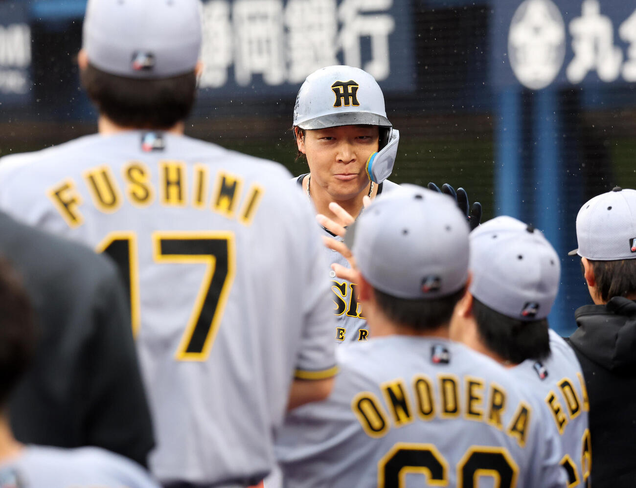 DeNA対阪神　4回表阪神1死、大山悠輔はソロ本塁打を放ちナインとハイタッチ（撮影・浅見桂子）