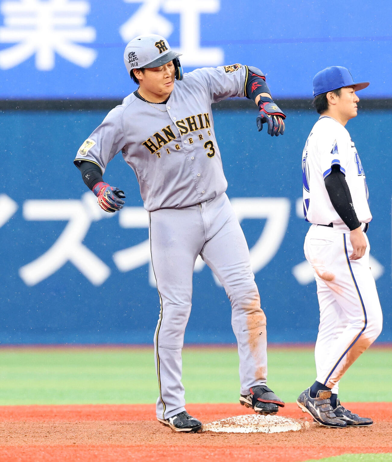 DeNA対阪神　6回表阪神無死二、三塁、大山悠輔は2点適時二塁打を放ちポーズ（撮影・浅見桂子）