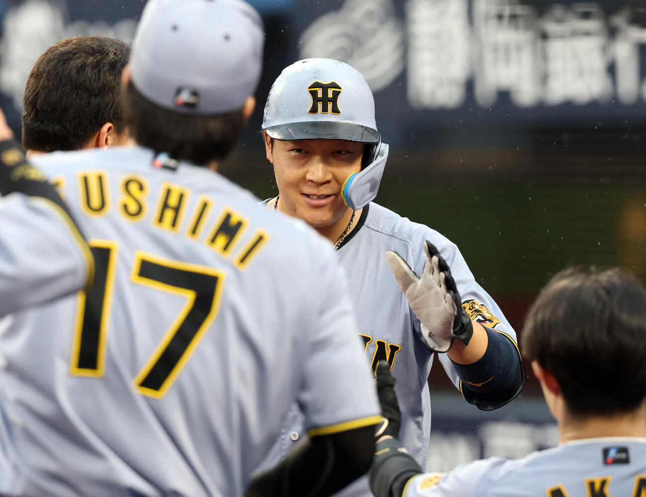 DeNA対阪神　6回表阪神1死二、三塁、坂本誠志郎の2点適時二塁打で生還した大山悠輔はナインと笑顔でハイタッチ（撮影・浅見桂子）