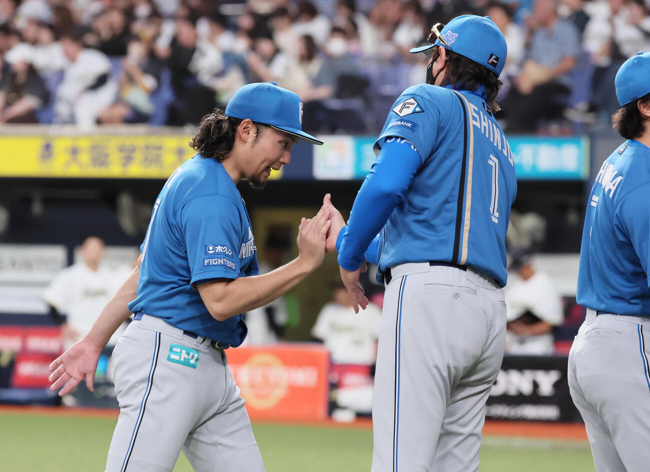 オリックス対日本ハム　オリックスに勝利しタッチを交わす日本ハム伊藤大海（左）と新庄剛志監督（撮影・宮崎幸一）