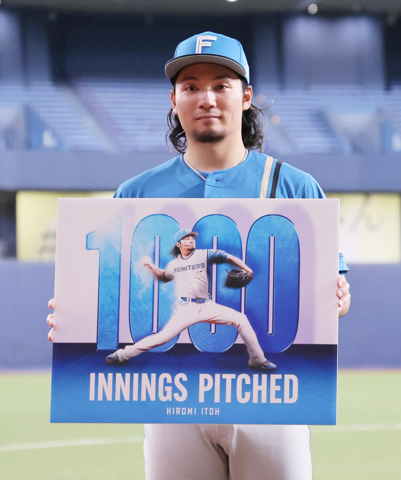 オリックス対日本ハム　1000投球回の記念ボードを手にする日本ハム伊藤大海（撮影・宮崎幸一）