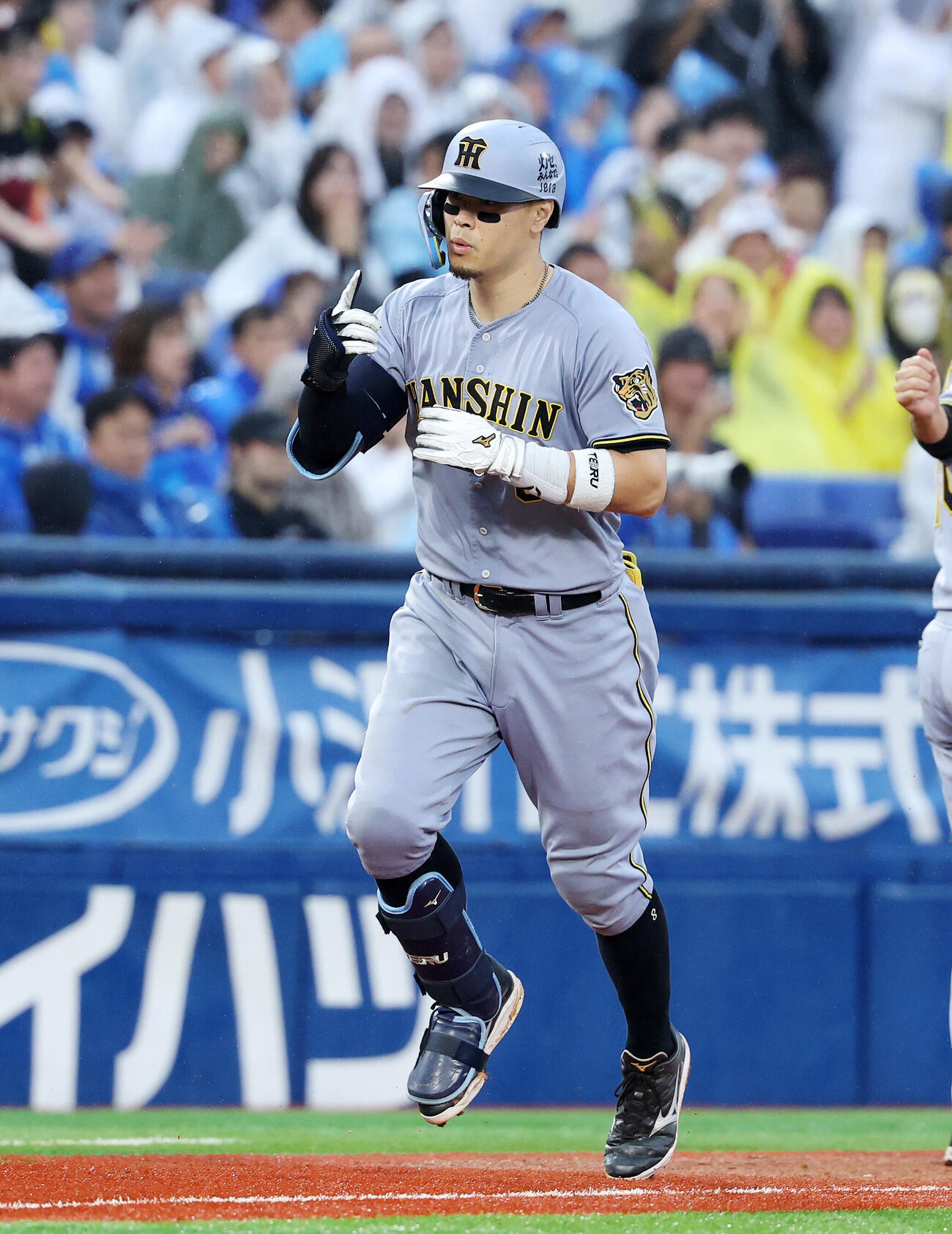 DeNA対阪神　7回表阪神無死、佐藤輝明は37号本塁打を放ちポーズを決める（撮影・鈴木正人）