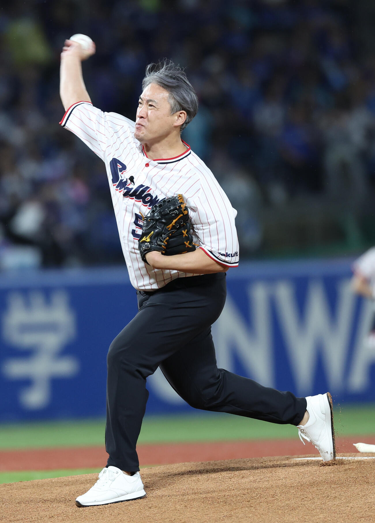 ヤクルト対中日　始球式を行う五十嵐亮太氏（撮影・水谷安孝）