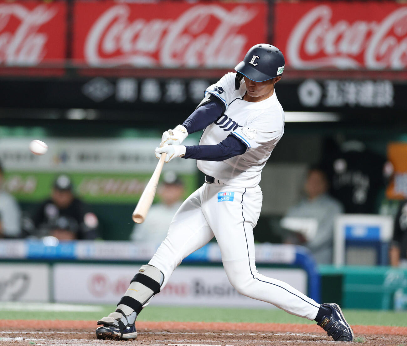 西武対ロッテ　9回裏西武無死一、二塁、適時三塁打を放つ石井一成（撮影・増田悦実）