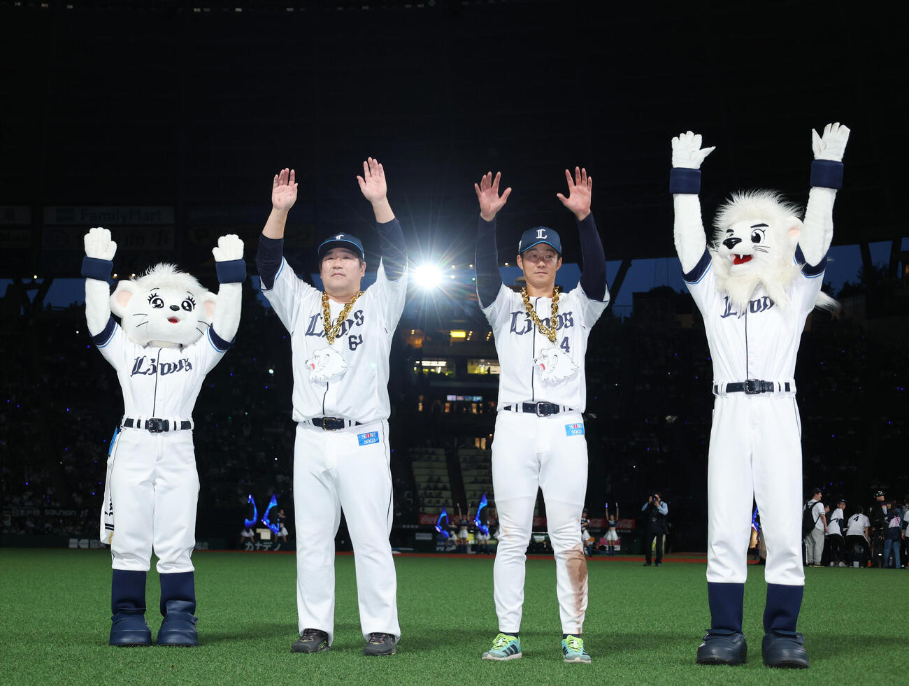 西武対ロッテ　サヨナラ勝ちし笑顔でばんざいする石井一成（右）と中村剛也（撮影・増田悦実）