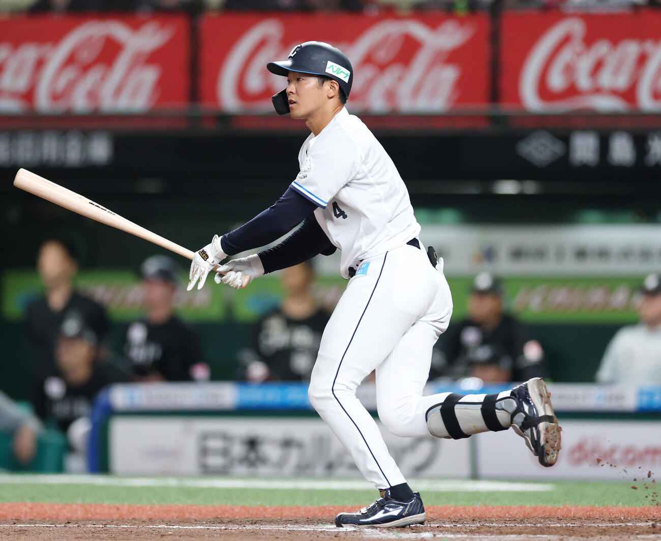 西武対ロッテ　9回裏西武無死一、二塁、適時三塁打を放つ石井一成（撮影・増田悦実）