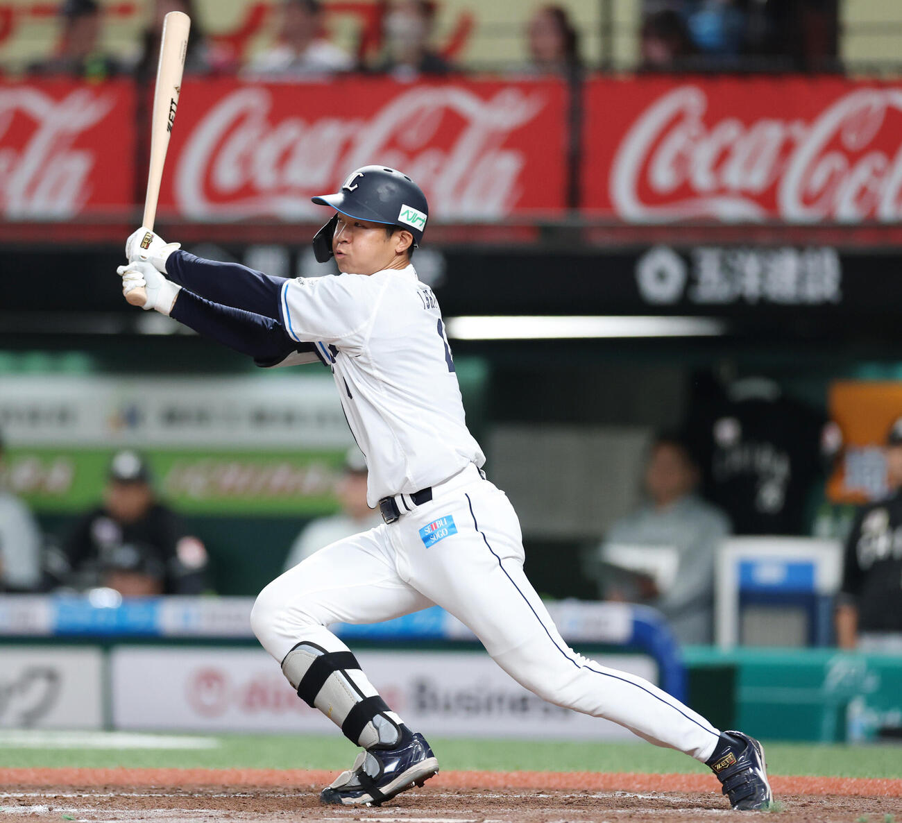 西武対ロッテ　9回裏西武無死一、二塁、適時三塁打を放つ石井一成（撮影・増田悦実）