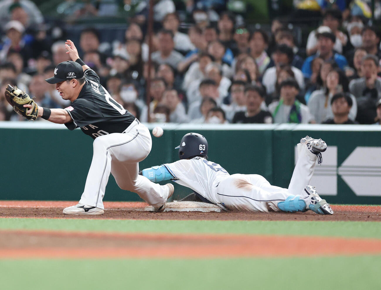 西武対ロッテ　9回裏西武無死、内野安打を放ち滑り込む長谷川信哉（撮影・増田悦実）