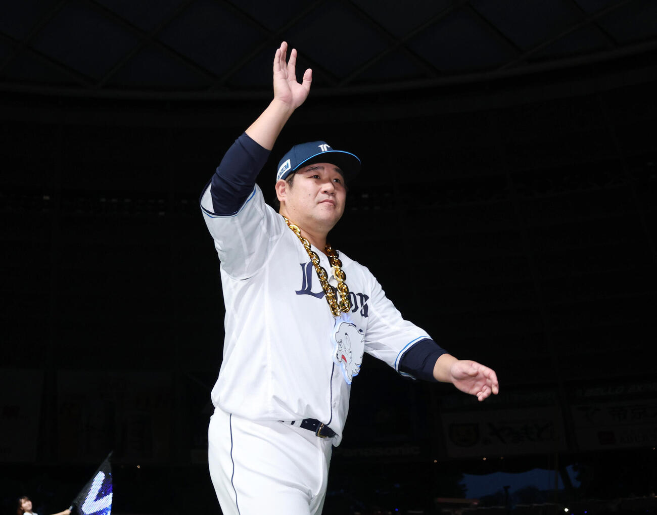 西武対ロッテ　サヨナラ勝ちし手を振り引き揚げる中村剛也（撮影・増田悦実）