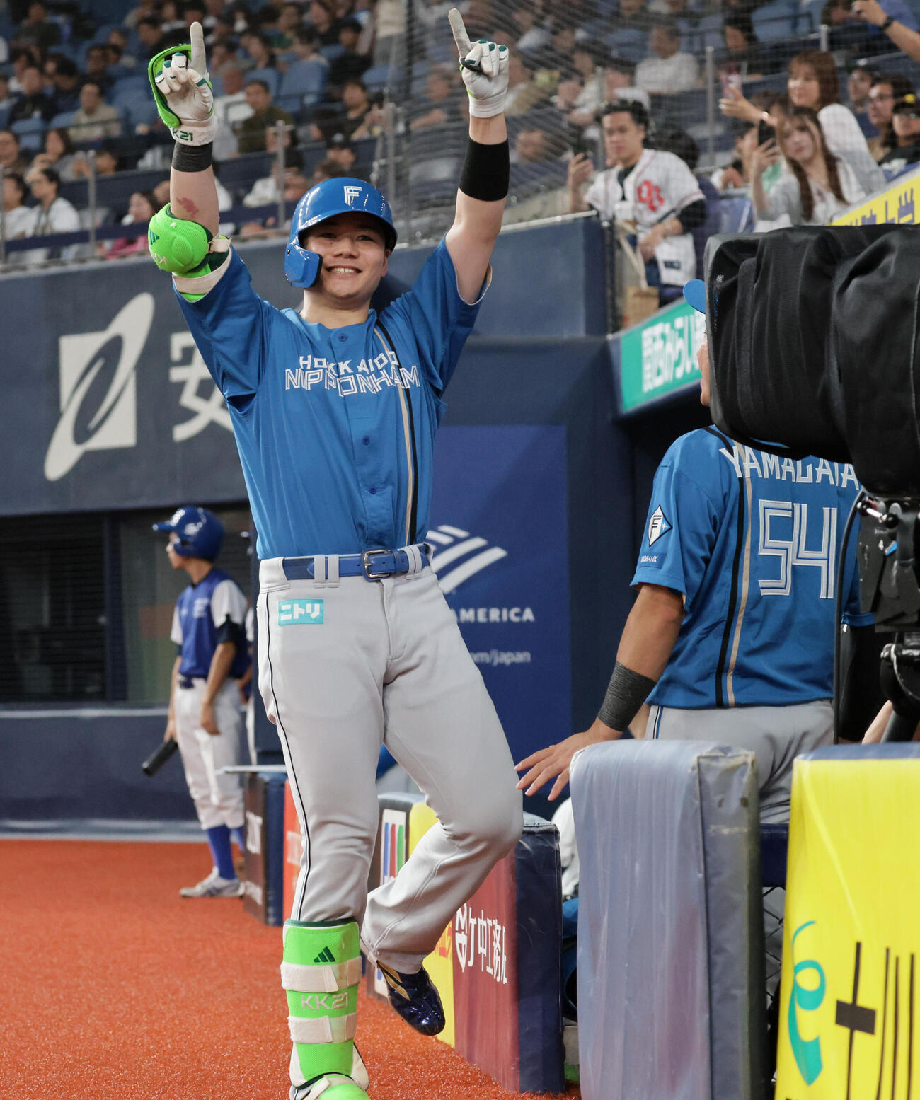 オリックス対日本ハム　9回表日本ハム1死、清宮幸太郎は本塁打を放ち左翼席のファンに向かってポーズを決める（撮影・宮崎幸一）