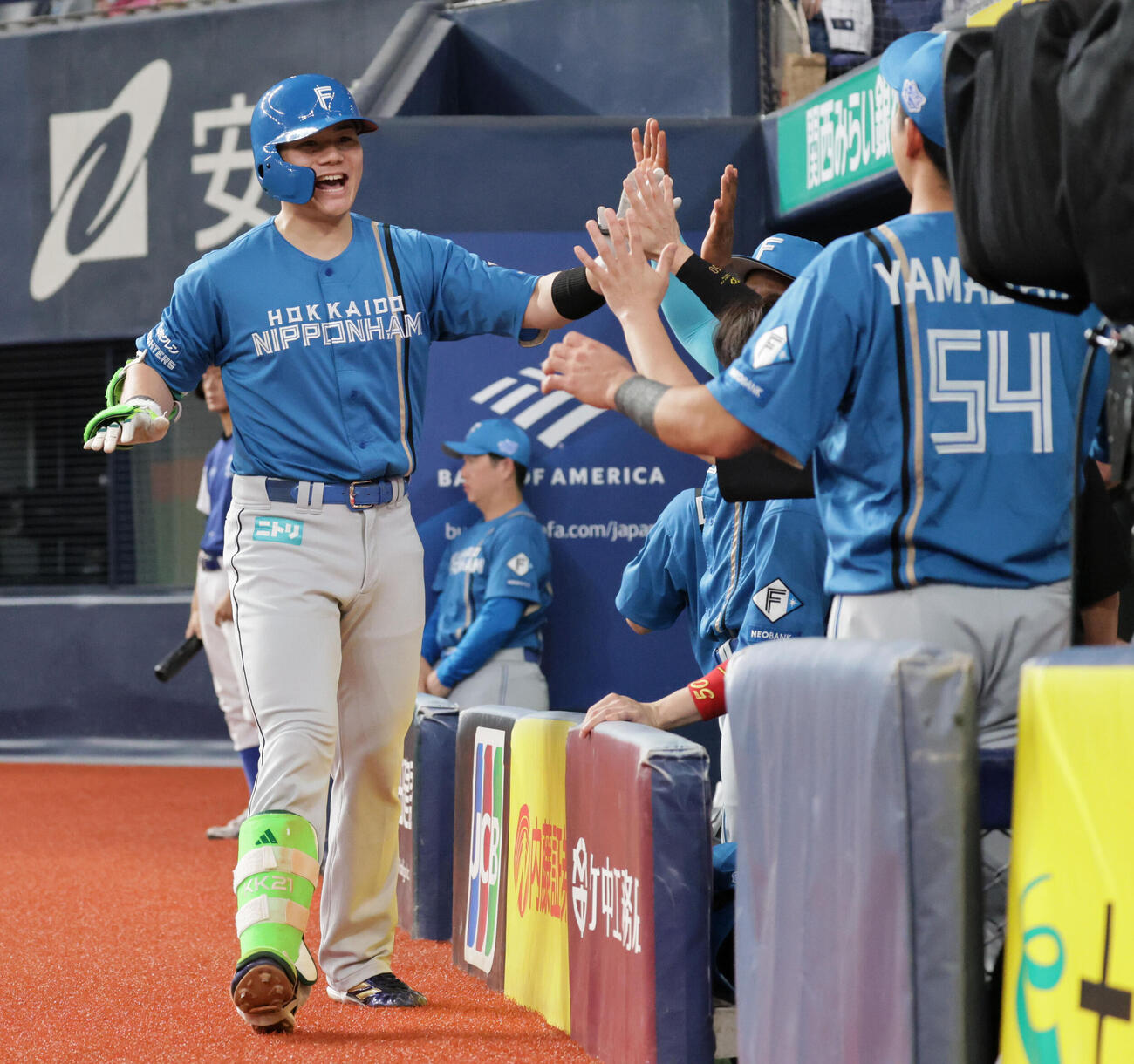 オリックス対日本ハム　9回表日本ハム1死、清宮幸太郎は本塁打を放ち迎えられる（撮影・宮崎幸一）