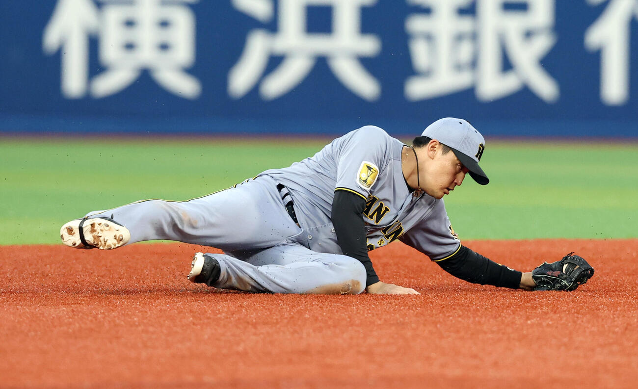 DeNA対阪神　7回裏DeNA1死一塁、牧秀悟の打球を好捕し遊ゴロにする元山飛優（撮影・浅見桂子）