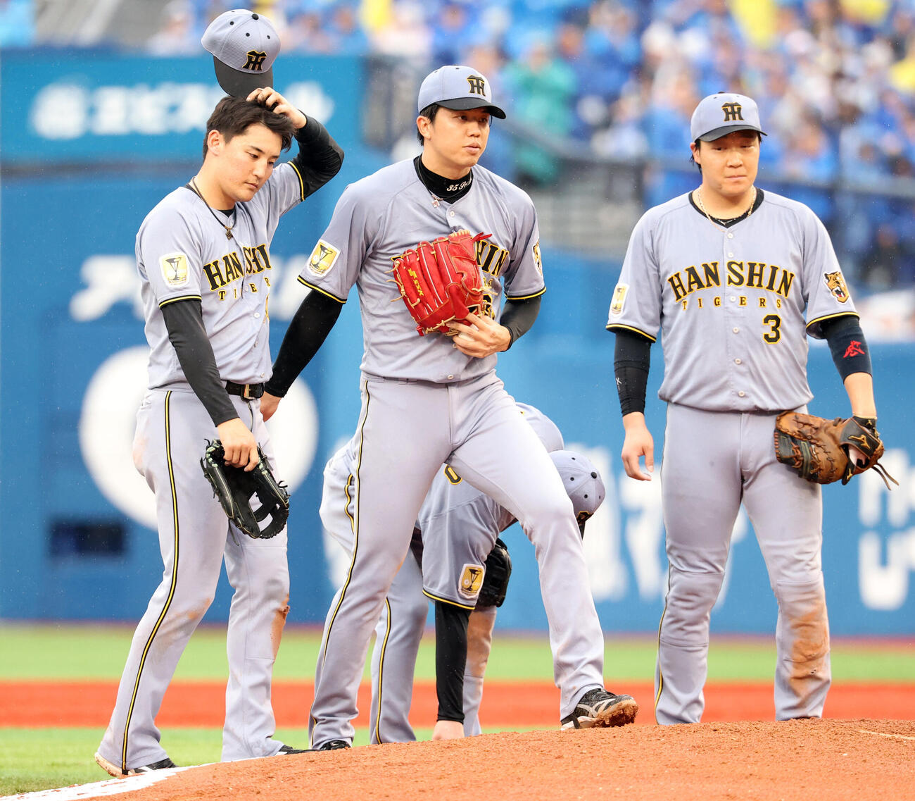 DeNA対阪神　4回裏DeNA2死二、三塁、度会隆輝の打球を後逸した元山飛優（左）は才木浩人（中央）に謝る（撮影・浅見桂子）