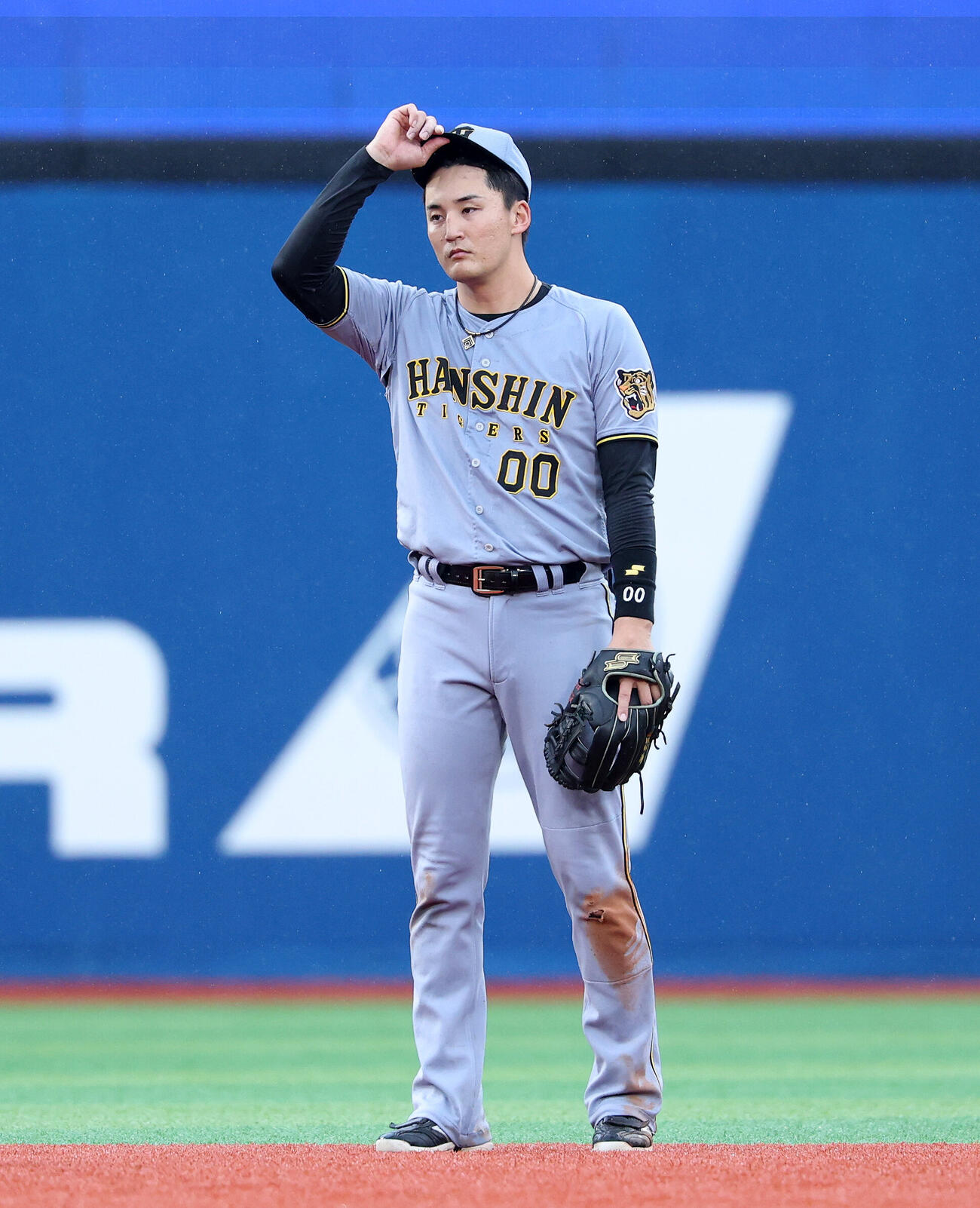 DeNA対阪神　4回裏DeNA2死二、三塁、失策で失点し険しい表情を見せる阪神元山飛優（撮影・鈴木正人）