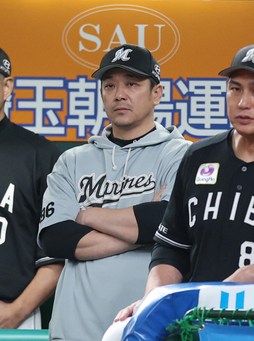 西武対ロッテ　戦況を見守るロッテサブロー監督（撮影・増田悦実）