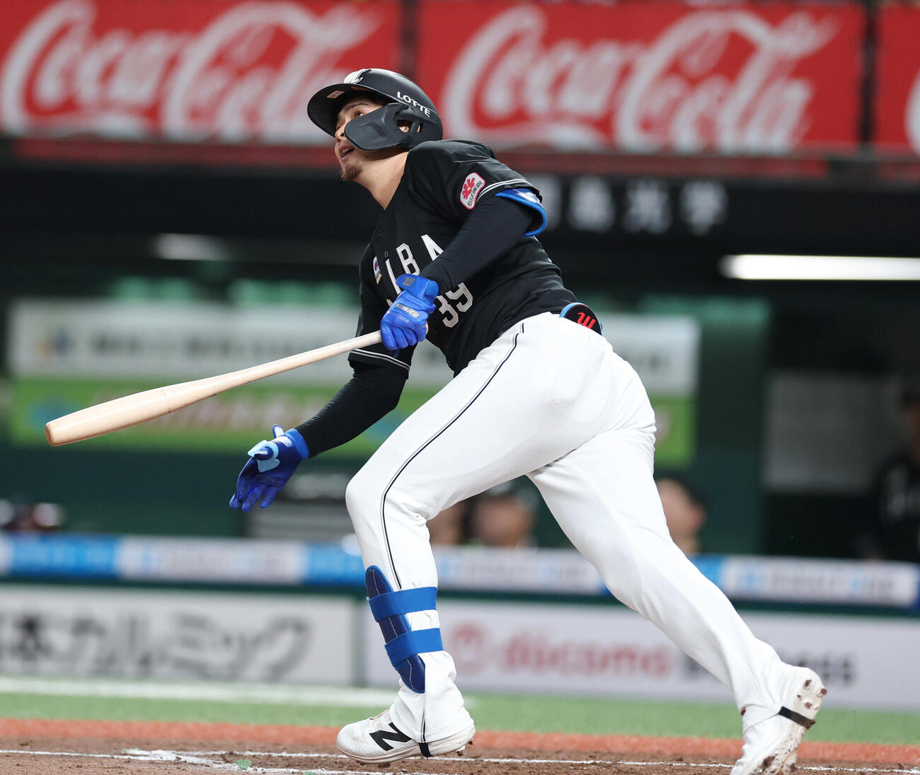 西武対ロッテ　7回表ロッテ無死一塁、2点本塁打を放つ井上広大（撮影・増田悦実）