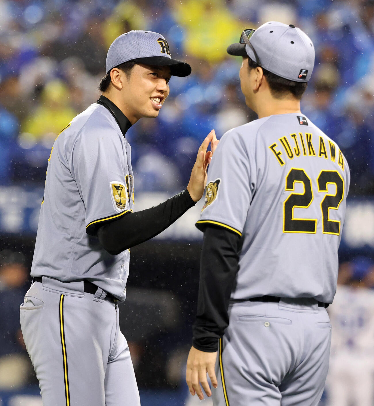 DeNA対阪神　10勝目を挙げた阪神才木浩人（左）は藤川球児監督と笑顔でハイタッチ（撮影・浅見桂子）
