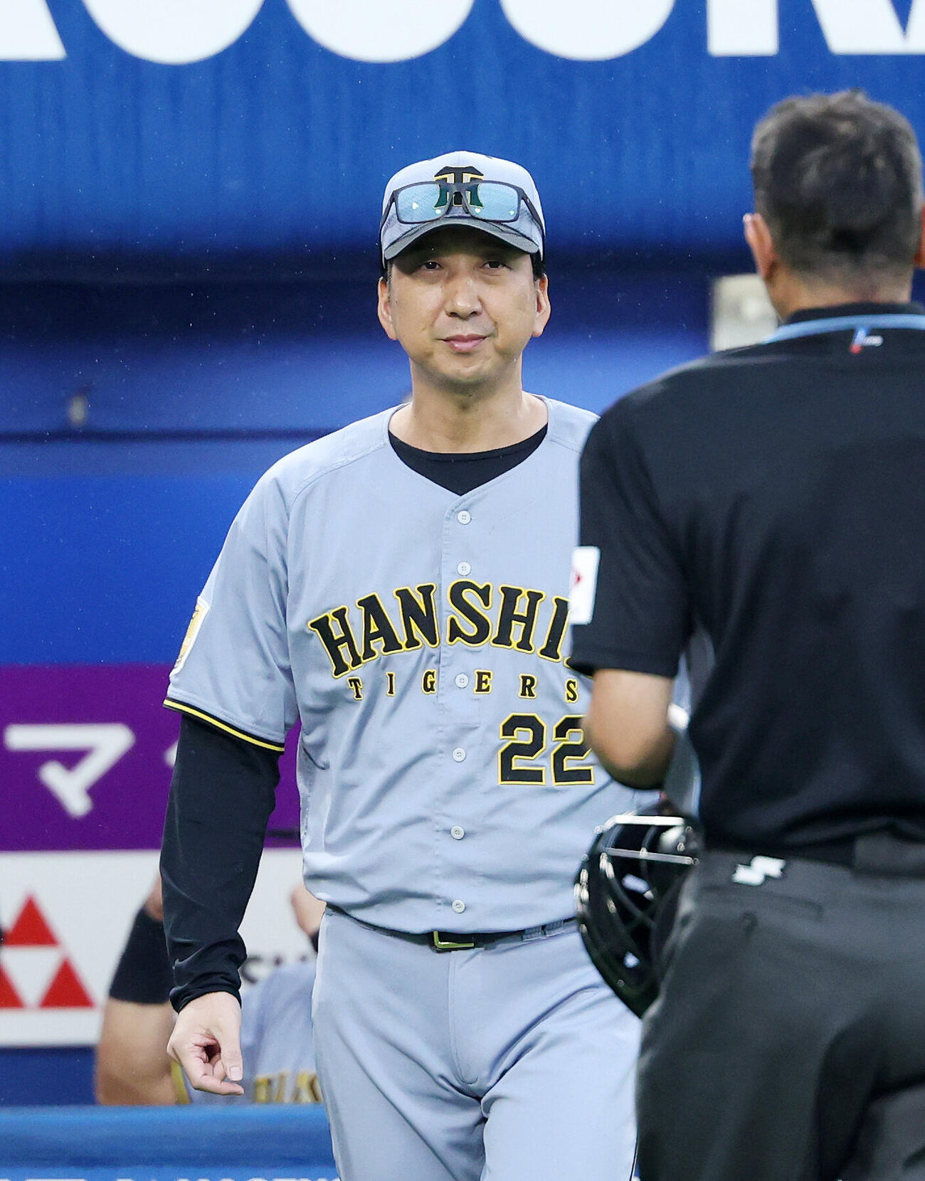 DeNA対阪神　6回裏、投手交代を告げる阪神藤川球児監督（撮影・鈴木正人）
