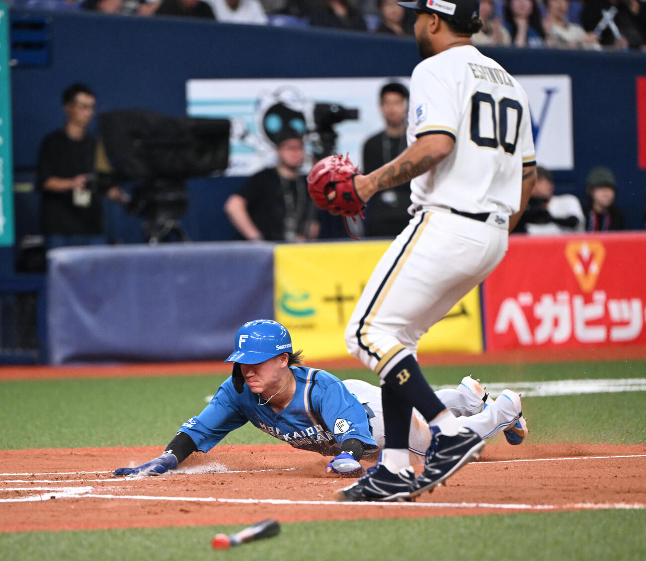 オリックス対日本ハム　8回表日本ハム2死二塁、田宮の左前適時打で生還する矢沢宏太（撮影・和賀正仁）